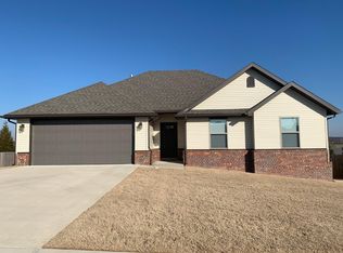 1380 Colonel Hawthorn Dr, Prairie Grove, AR 72753