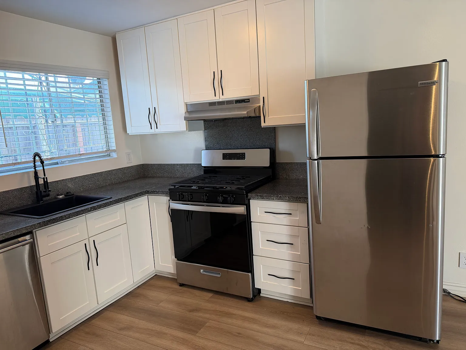 2 bed, 1.5 bath, 950 sqft, $2,600 — Photo 3