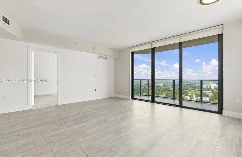 2 bed, 2.0 bath, 972 sqft, $4,490 — Photo 2