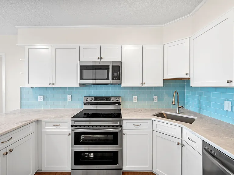 300 Lynn Shore Dr #911 — Photo 4