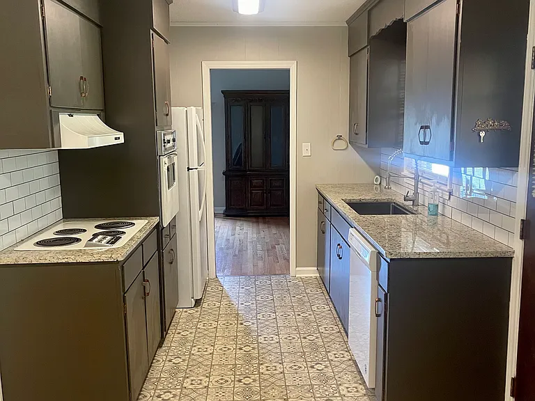 402 E L St — Photo 2