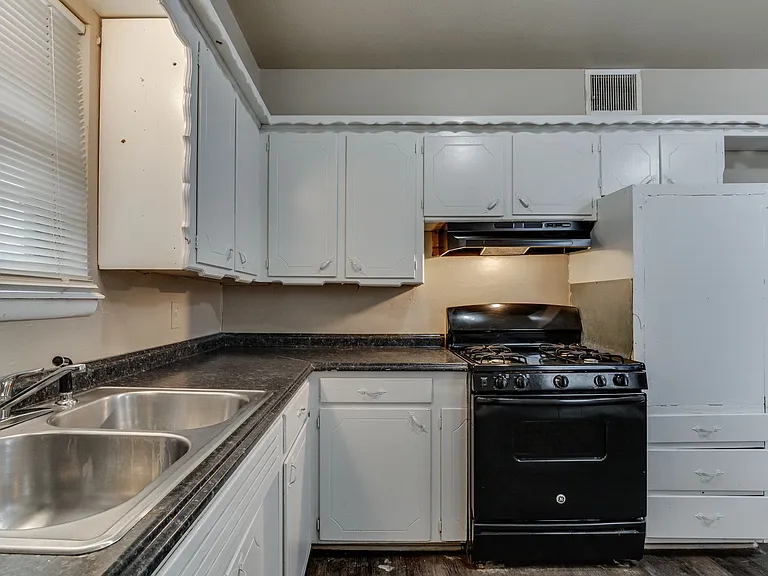 3005 SW 52nd Pl — Photo 15