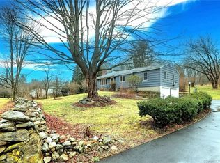 47 Elm St, Monroe, CT 06468