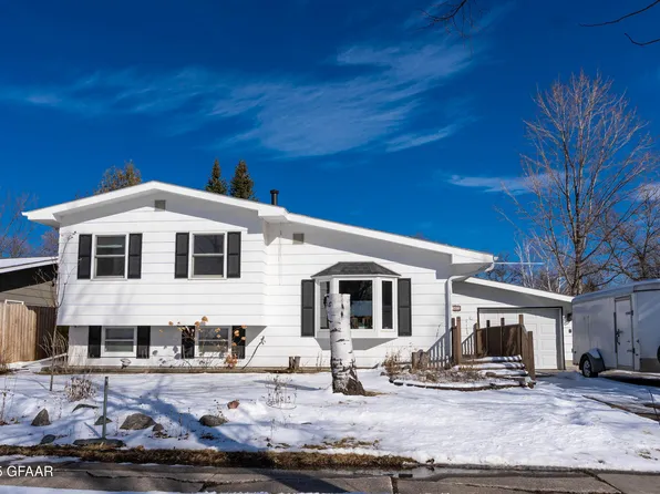 1903 S 19th St, Grand Forks, ND 58201