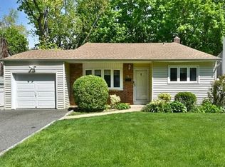 5 2nd Rd, Great Neck, NY 11021