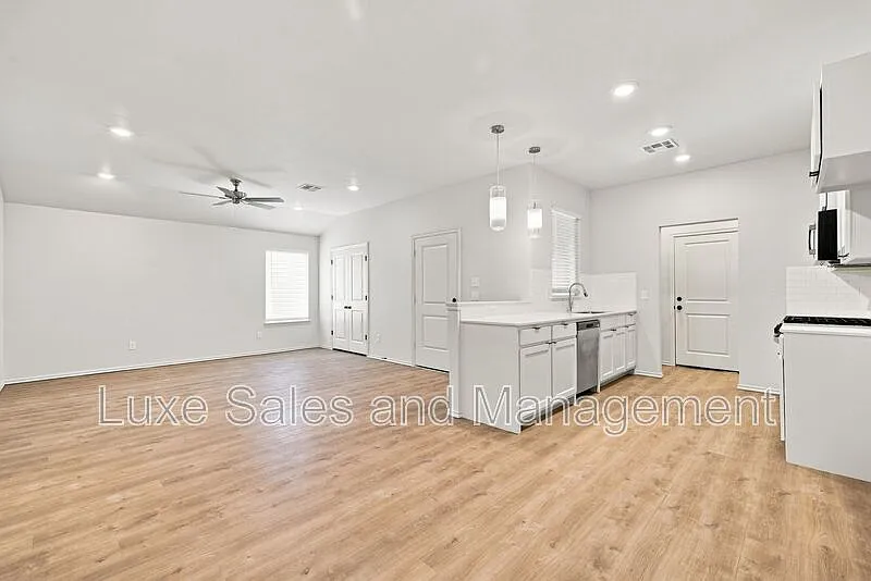 3 bed, 2.0 bath, 1445 sqft, $1,645 — Photo 4
