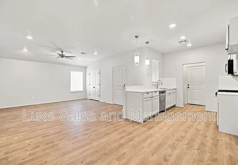8012 NW 110th Dr — Photo 4