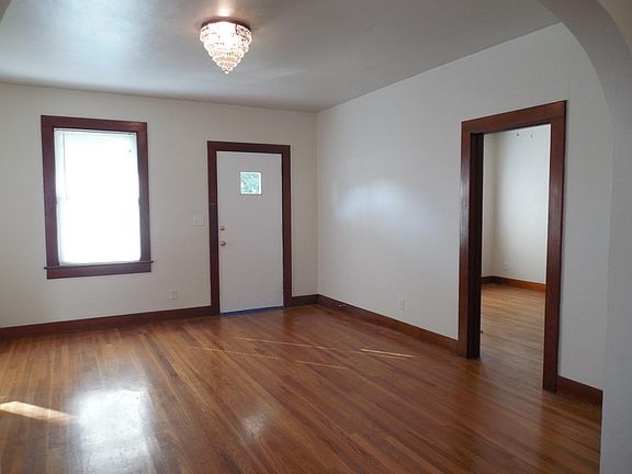 2nd image of 1590 E Jordan St
