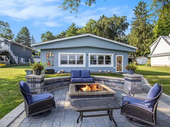 31742 S Lake Shore Dr, Dowagiac, MI 49047