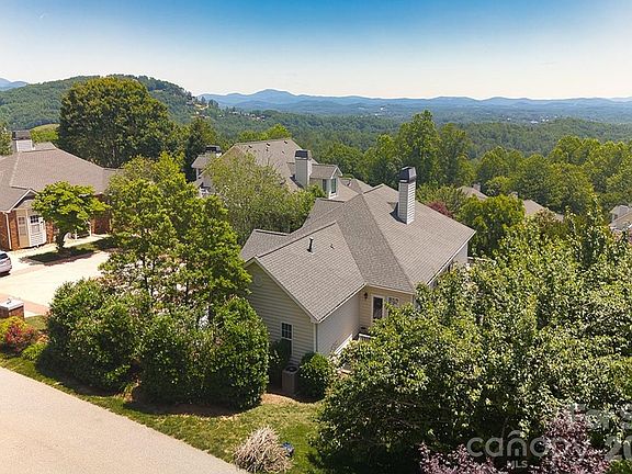 3rd image of 606 Carriage Commons Dr