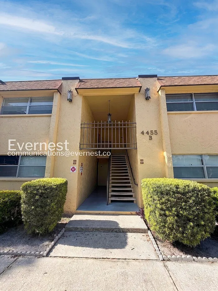 2 bed, 1.0 bath, 910 sqft, $1,345 — Photo 1