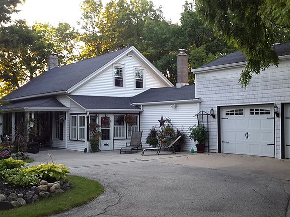 Attached 3 car garage