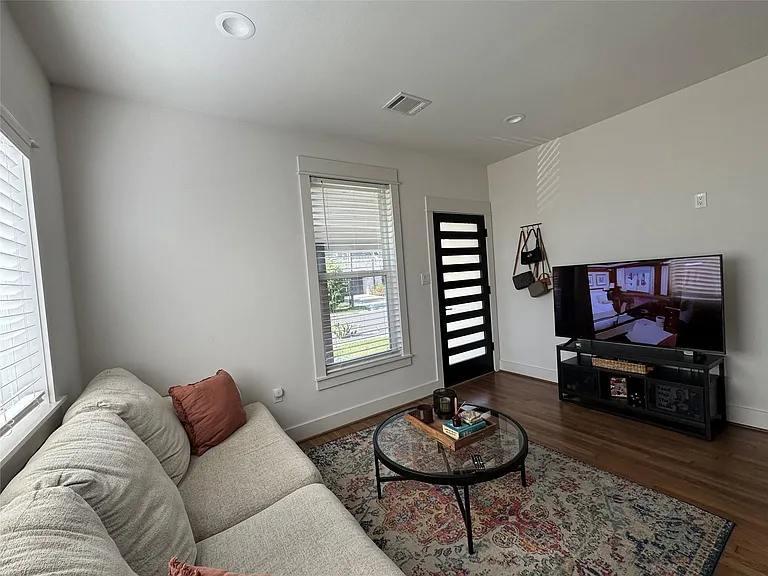 1033 Adele St — Photo 5