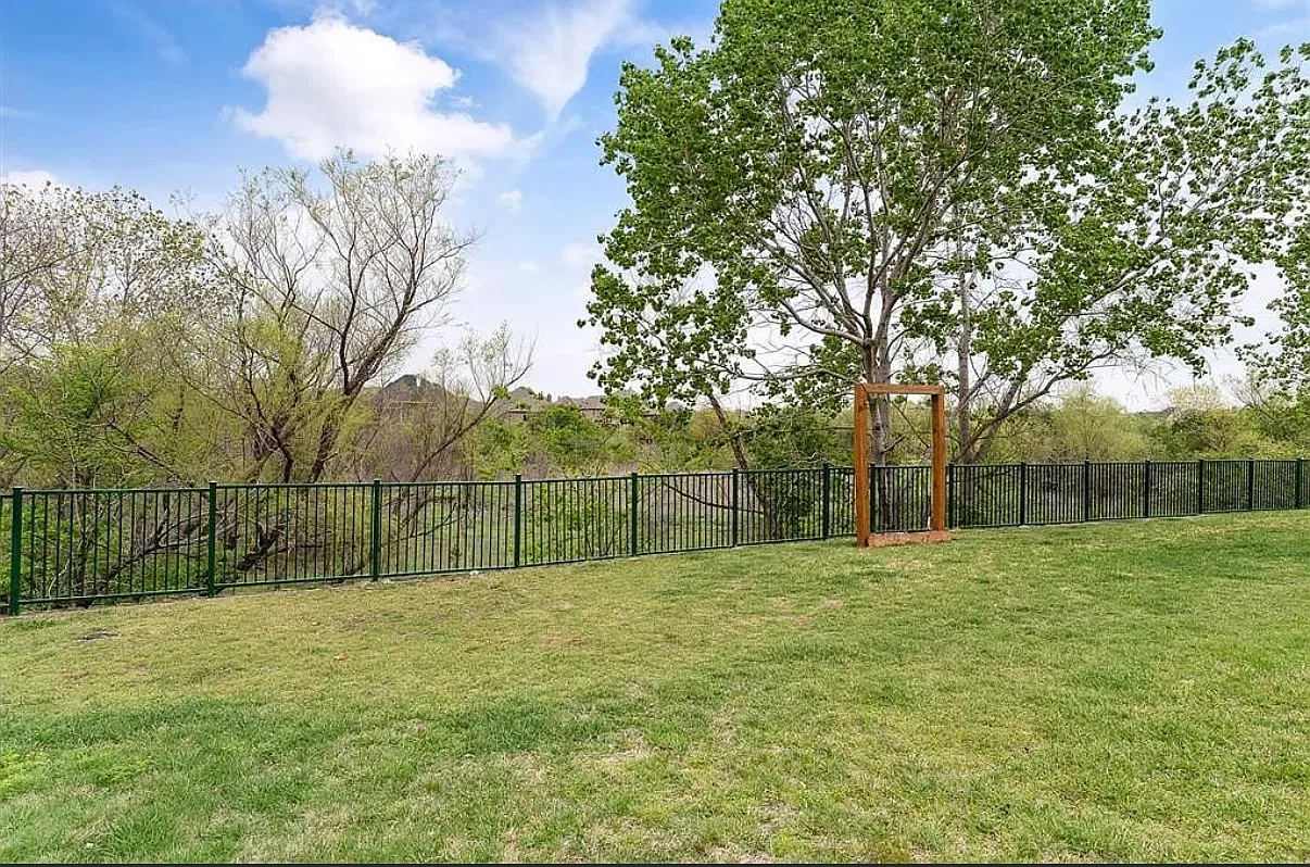 5 bed, 4119 sqft, $3,990 — Photo 2