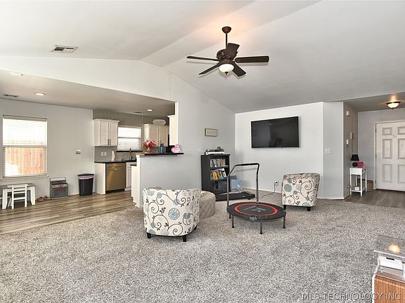 4th image of 2021 E Concord St