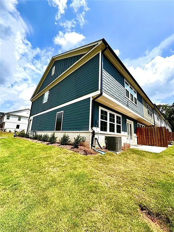 3 bed, 2.5 bath, 1940 sqft, $2,700 — Photo 2