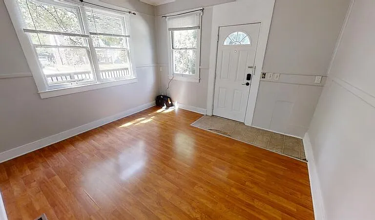 900 Woodlawn Ave #ENTIRE — Photo 2