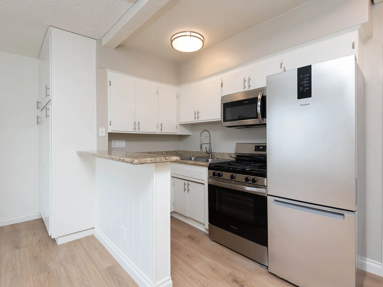 1 bed, 430 sqft, $2,300 — Photo 4