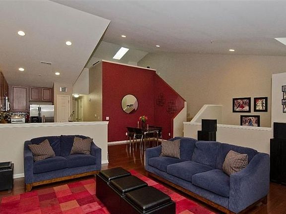 5th image of 127 W Oakbrook Dr