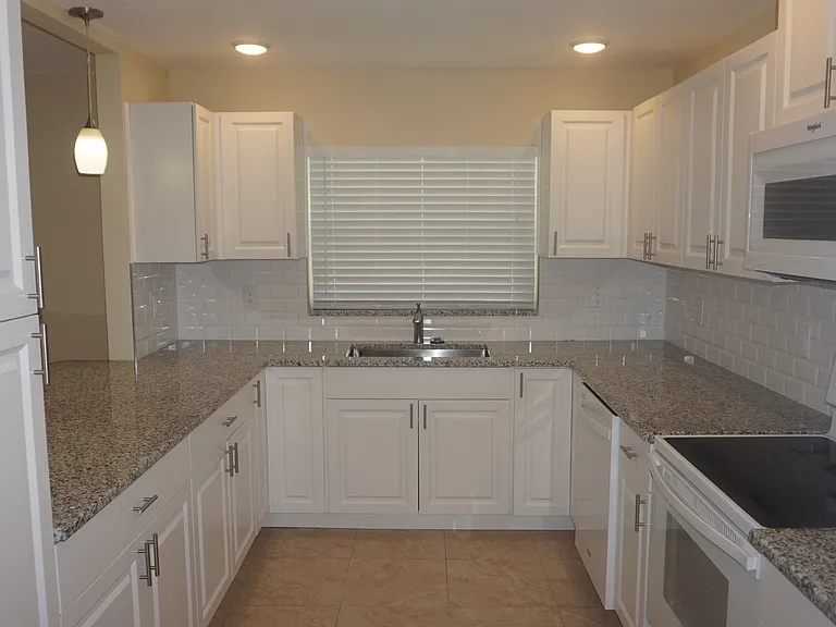 213 Foxwood Dr — Photo 3
