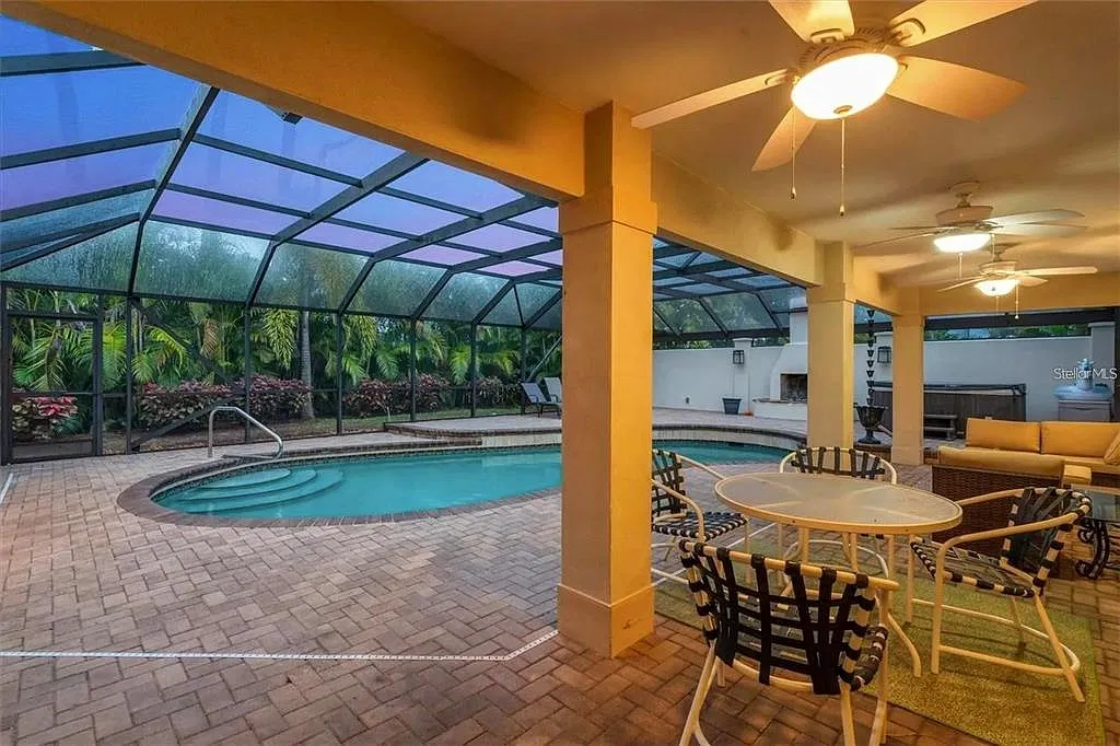 4 bed, 3.0 bath, 2528 sqft, $4,500 — Photo 2