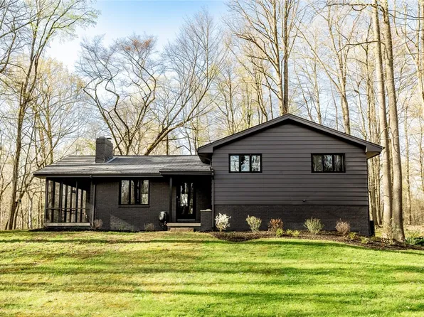 447 Blacktown Rd, Grove City, PA 16127