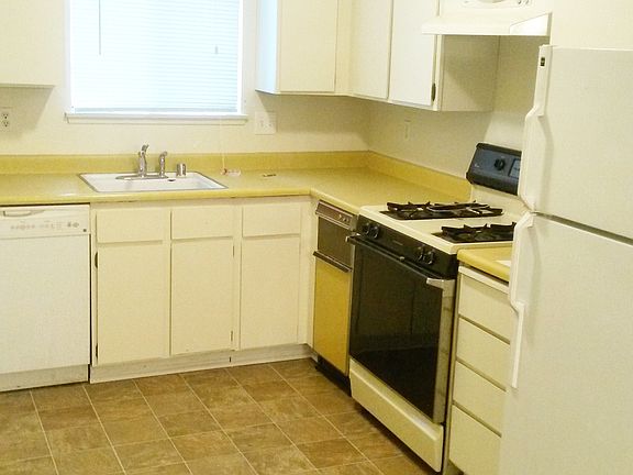 3rd image of 651 Knollwood Dr