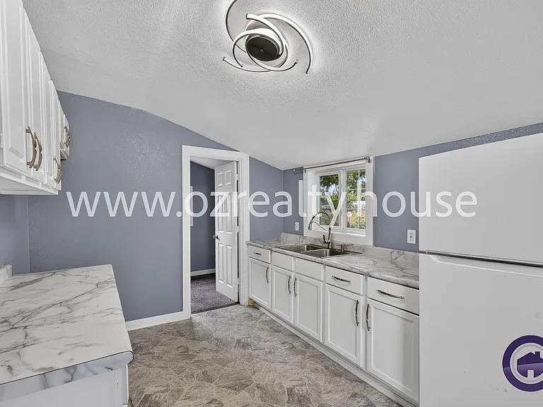 565 Viking St — Photo 5