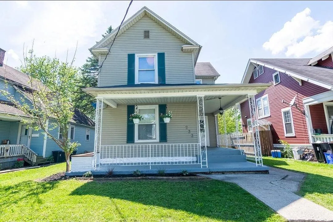 233 S Grand Ave photo 1