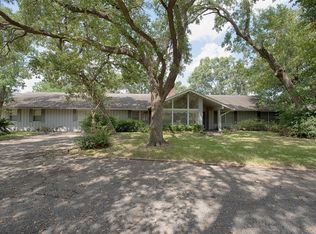 303 Lakeshore Dr, Seabrook, TX 77586