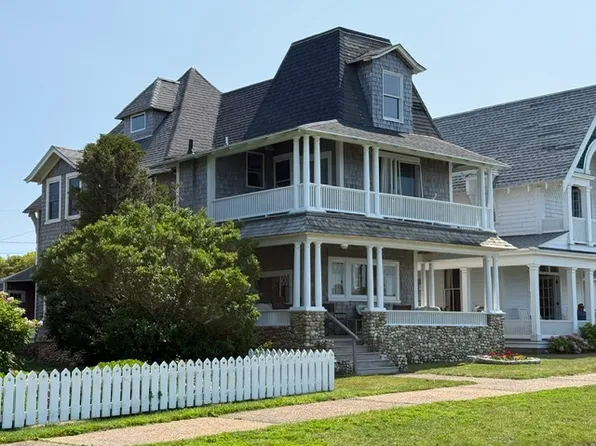 99 Ocean Ave, Oak Bluffs, MA 02557