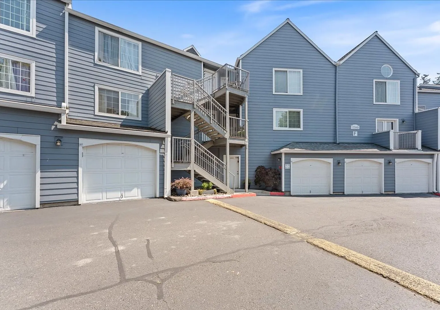 Spacious 3-bedroom condo in desirable Bethany neighborhood! — Photo 3