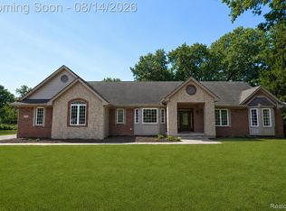 372 Hunters Ridge Dr, Ortonville, MI 48462