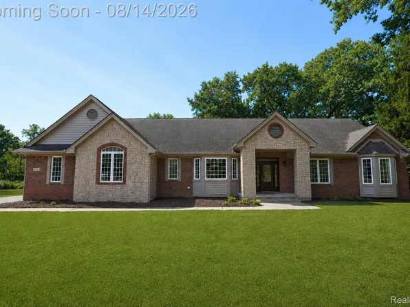 372 Hunters Ridge Dr, Ortonville, MI 48462
