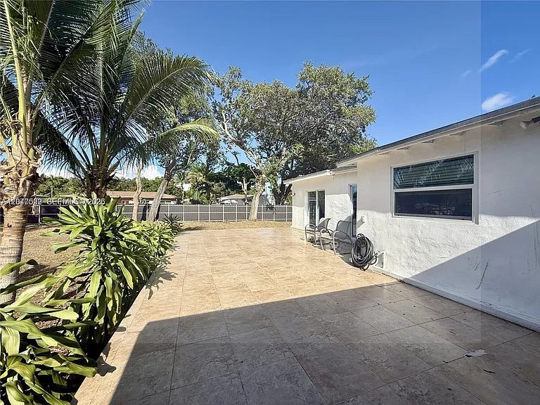 947 NE 149th St — Photo 35