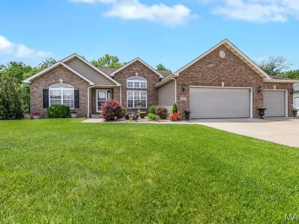 1020 Oak Creek Ln, Waterloo, IL 62298