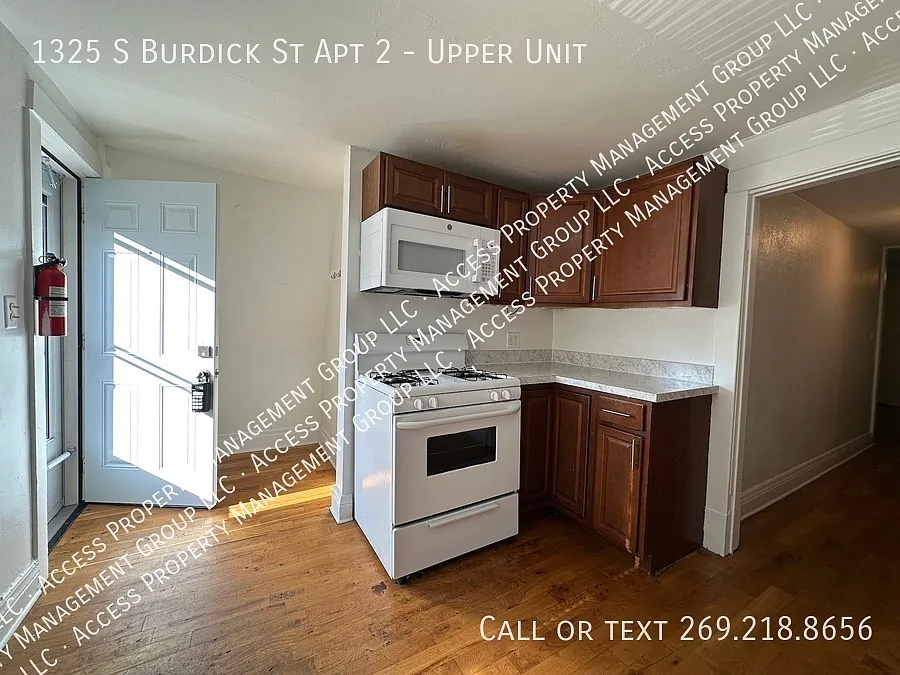 Clean and updated 2 BR apartment just blocks from downtown! — Photo 1