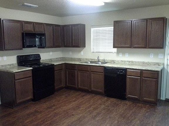 3rd image of 6915 Heathers Way