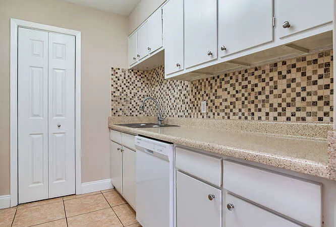 Chateau Apartments — Photo 43