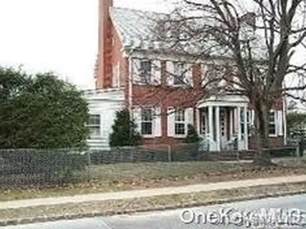 45 Tennyson Ave, Westbury, NY 11590
