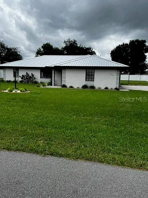 3 bed, 2.0 bath, 1389 sqft, $2,000 — Photo 2