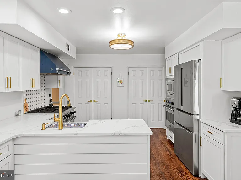 644 Robinson Ln — Photo 16