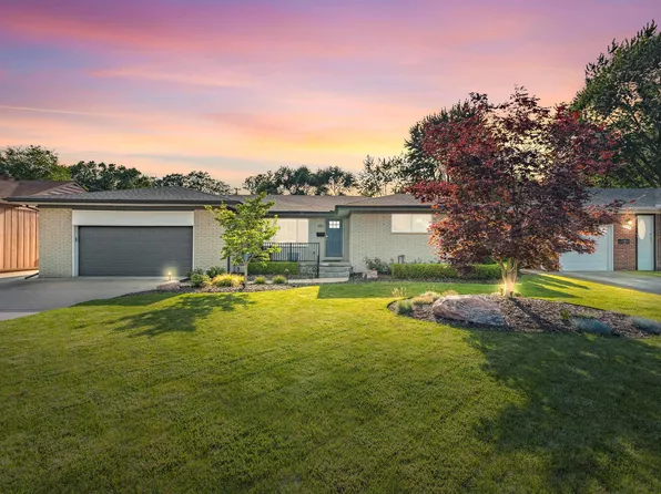 27927 Manhattan St, Saint Clair Shores, MI 48081