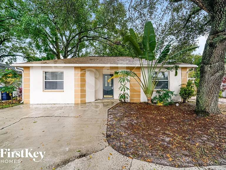 812 W Sligh Ave — Photo 1