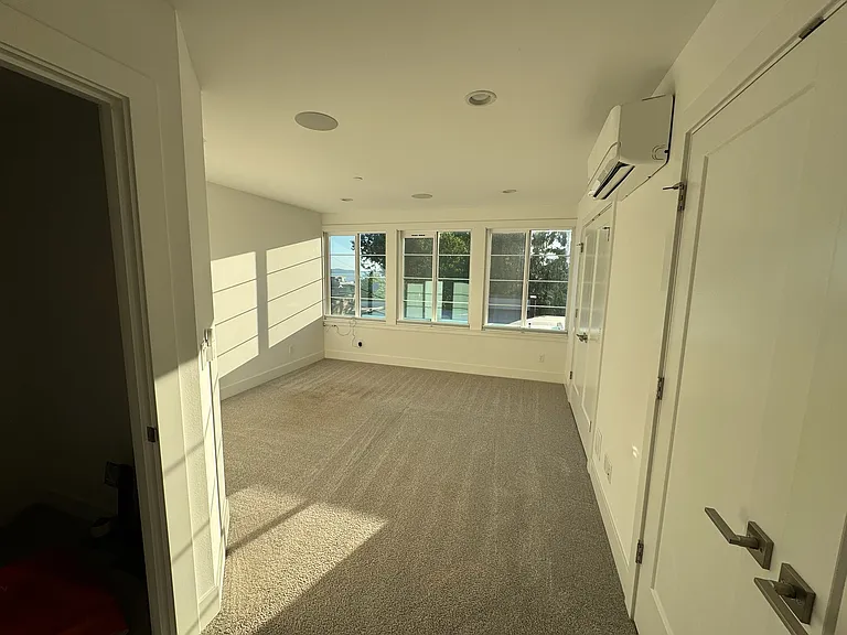 947 W McGraw St #41 — Photo 15