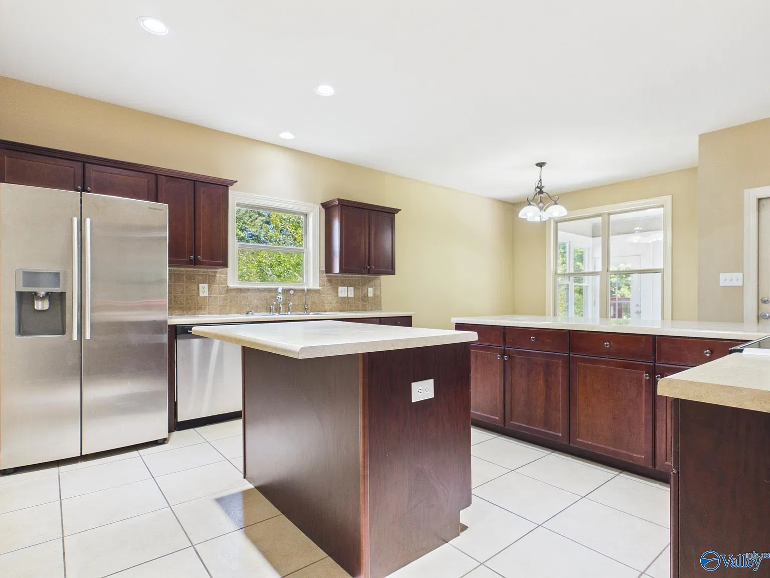 4 bed, 2.5 bath, 2650 sqft, $2,600 — Photo 4