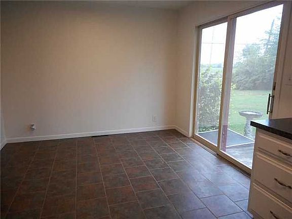 4th image of 402 Wood St
