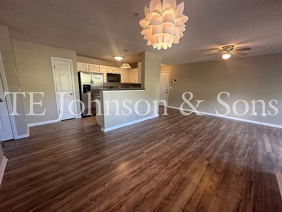 5th image of 824 Rivertree Ln