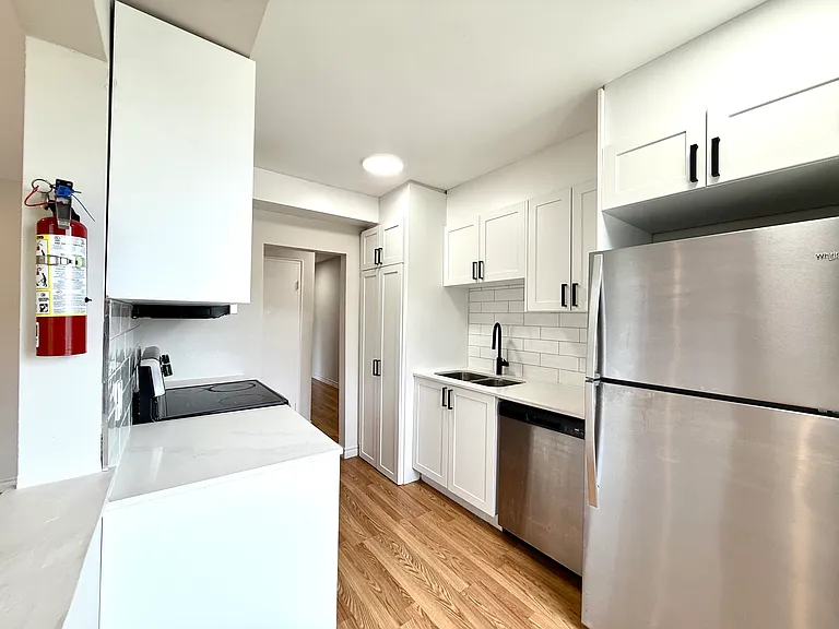 10 Park Ave W — Photo 4