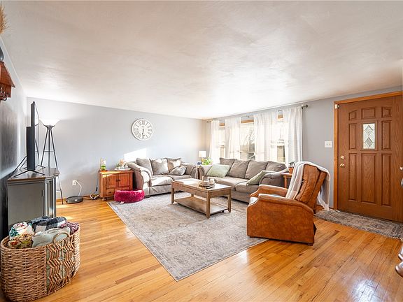 3rd image of 76 Lightcap Rd